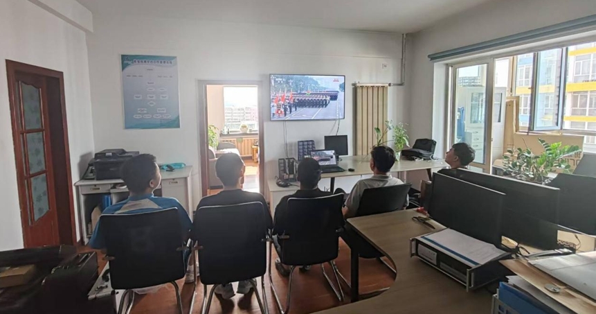 mksport体育组织员工观看纪念中国人民抗日战争暨世界反法西斯战争胜利80周年大会